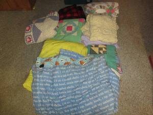 lot 82 image: Afghans, quilts and assorted blanke...