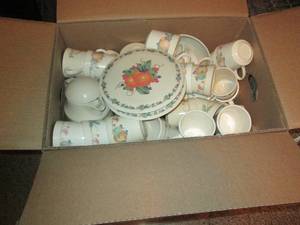 lot 92 image: Vintage Corningware and Corelle dis...
