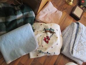 lot 120 image: Bundle of blankets and misc bedding...