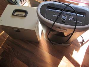 lot 128 image: Black and Decker cc1000 paper shred...