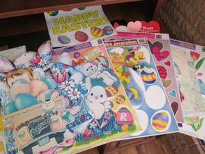 lot 130 image: Vintage holiday decor, window cling...