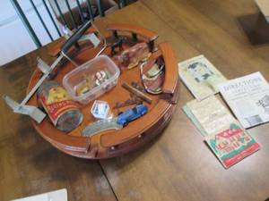 lot 142 image: Vintage baking soda tin, tootsie to...