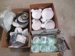 lot 184 image: Bulk assortment of Pampered Chef ac...