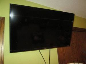 lot 189 image: Onn 32 roku flat screen TV with re...