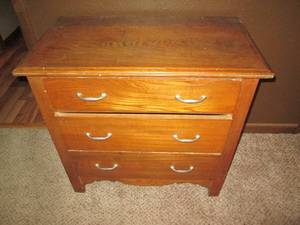 lot 192 image: Vintage wood 3-drawer night stand d...