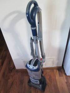 lot 194 image: Shark Lift-Away Deluxe vacuum clean...