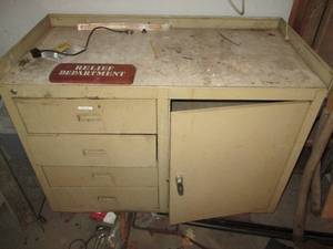 lot 372 image: Edsal Metal doctor office style cab...