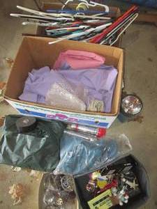 lot 390 image: Plastic hangers, metal mixing bowls...