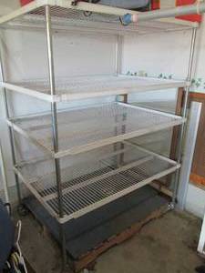 lot 395 image: Rolling wire rack shelving unit app...