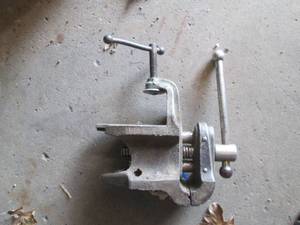 lot 406 image: Heavy duty vintage bench vise...