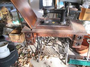 lot 417 image: Antique sewing machine in a split w...