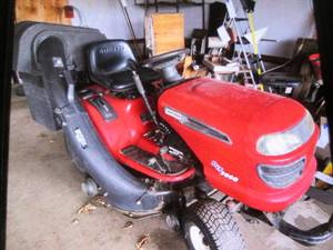 lot 02 image: Craftsman DLT 3000 riding lawnmower with bagger