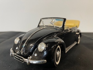 lot 80 image: Vintage Volkswagen Beetle Convertible Diecast Model Car Black with Tan Interior