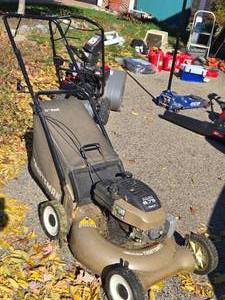 lot 361 image: Craftsman 21 Push Assist Lawn Mower