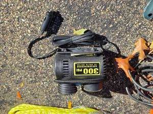 lot 371 image: 12VDC 300-PSI Air Compressor  Cigarette Lighter Powered