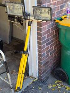 lot 391 image: 2 Head Work Light with Tripod Stand