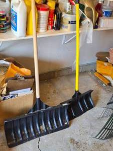 lot 397 image: Lot of (2) Snow Shovels