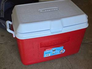 lot 402 image: Rubbermaid 48-Quart Chest Cooler 21 x 14 x 16
