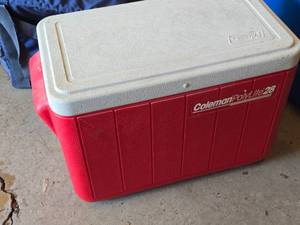 lot 403 image: Coleman PolyLite 28 Chest Cooler 20 x 11 x 13