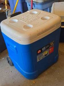 lot 404 image: Igloo Ice Cube Ultra Roller Rolling Chest Cooler 19 x 18 x 20
