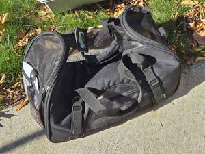 lot 412 image: Soft Side Animal Carrier