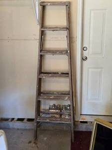 lot 417 image: 6 Wooden Step Ladder