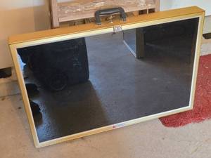 lot 421 image: Shadow Box Carry Case with Key