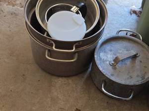 lot 433 image: (3) Cooking Pots, (1) Strainer, (1) Measuring Sifter