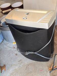 lot 435 image: Paper Shredder PS-068B