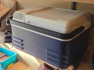 lot 458 image: Igloo Plentikool Chest Cooler with Cigarette Lighter Adapter