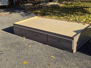 lot 461 image: Childrens Wooden Pedestal Bed Frame with (3) Drawers