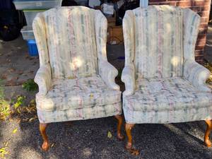 lot 462 image: Matching Set of Formal Living Room Arm Chairs