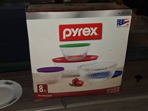 lot 524 image: Pyrex Container Set 8-piece (in original packaging)