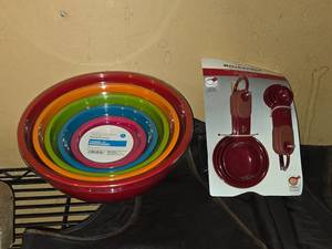lot 525 image: Mixing Bowl Set and Kitchenaid Measuring Spoons (in original packaging)