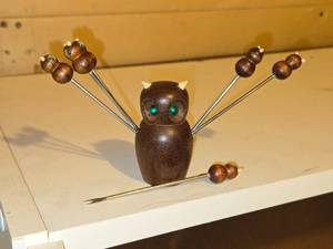 lot 540 image: Owl theme Wood Cocktail Fork Fondue Set