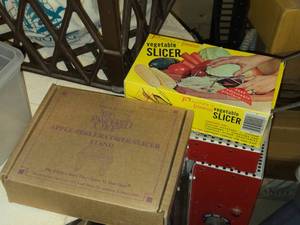 lot 533 image: Feemsters Vegetable Slicer, The Pampered Chef Apple PeelerCorerSlicer Stand (in original packaging)