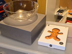 lot 542 image: 11 Glass Bowl, Ginger Bread Man Serving Dish