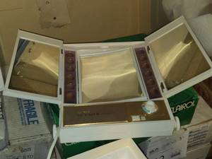 lot 572 image: Clairol True - To - Light III Vanity Mirror