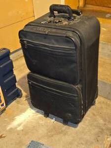 lot 581 image: Rolling Suitcase