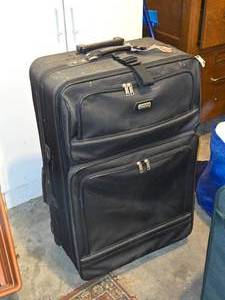 lot 583 image: Skyline Rolling Suitcase