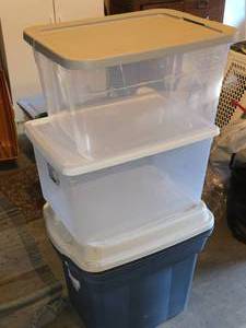 lot 613 image: Lot of (4) Plastic Storage Bins with Lids (2) 24x18x21, (1) 23x16x13, (1) 22x18x13