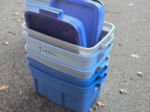 lot 621 image: Lot of (5) Rubbermaid Plastic Storage Bins with Lids 24 x 15 x 12