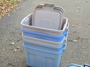 lot 622 image: Lot of (5) Plastic Storage Bins with Lids 24 x 15 x 16