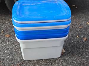 lot 623 image: Lot of (4) Plastic Storage Bins with Lids 24 x 17 x 15