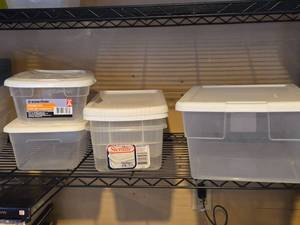 lot 635 image: Lot of (5) Plastic Storage Bins with Lids (1) 16x12x7, (4) 14x8x4