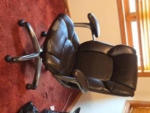 lot 658 image: Rolling Office Arm Chair