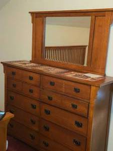 lot 654 image: Vaughan-Bassett Dresser With Mirror