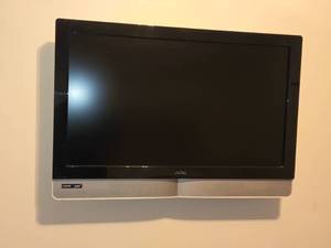 lot 653 image: Vizio 36 Flatscreen TV HDMI HDTV with Wall Mount