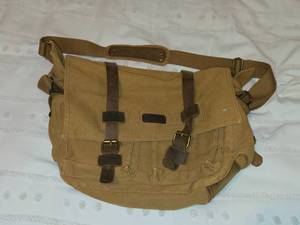lot 652 image: Kattee Canvas Messenger Bag