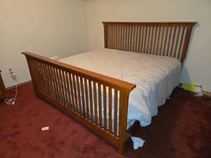 lot 655 image: Wood Bed with Frame, Headboard, Footboard, Mattress 88 x 86 x 52